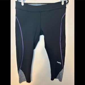 GUC LADIES RUNNING ROOM FITWEAR CAPRIS.  SIZE LARGE, BLACK